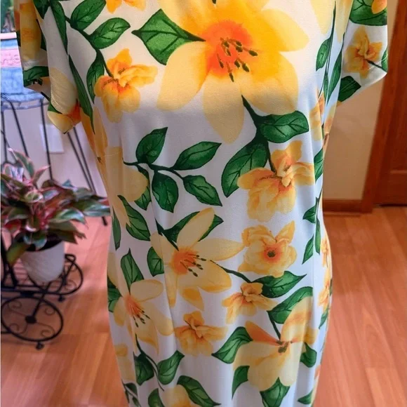 Maggy London Sheath White Dress with Yellow and Green Floral Design Size 12 - Picture 3 of 13